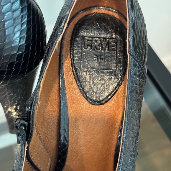 FRYE Ava Pump Snakeskin Black Ankle Boots w/side zip Size 10 - Picture 8 of 16